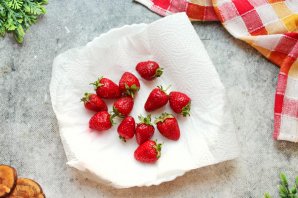 Бисквитный рулет с клубникой